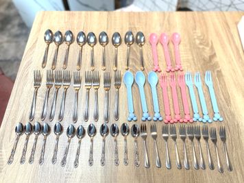 小スプーン21個
フォーク18個
子ども用スプーン（ピンク3個・水色3個）
子ども用フォーク（ピンク3個・水色3個） - 駅２分/完全個室 【シルビア駅前】駅近2分✨カラオケ🎤12人OK♪プロジェクターの設備の写真