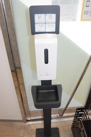 手指消毒用のスプレーも完備しております。 - RENT STAR 日本橋人形町 人形町 Room C (1人用個室)の入口の写真