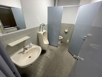 【男性共用トイレです】 - 【閉店】TIME SHARING 日本橋 冨田ビル 【閉店】2階 58名着席 貸し会議室の設備の写真