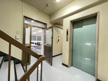 【2階会議室前】 - 【閉店】TIME SHARING 日本橋 冨田ビル 【閉店】2階 58名着席 貸し会議室の入口の写真