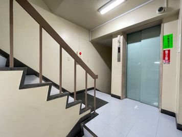 【エレベーター前の階段からも、2階へアクセス可能です。大人数での入退室時には階段をご利用ください】 - 【閉店】TIME SHARING 日本橋 冨田ビル 【閉店】2階 58名着席 貸し会議室の入口の写真