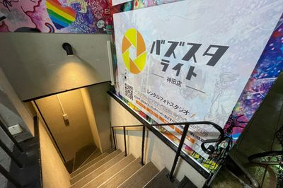 階段を使って地下1Fへお進みください。 - バズスタライト神田 スタジオ利用料だけで使える【バズスタライト神田】の外観の写真