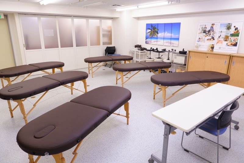 施術ベッド6台が推奨。テーブルを無くして、施術ベッド8台も可能。 - マジックハンズ 施術・マッサージ・治療・エステ向け ボディワークスペース2-Bの室内の写真