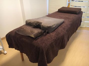 フリースペースに施術ベッドを設置した様子、間仕切りがあるので小さなスペースも作れます。 - みずの鍼灸整骨院 なかもずレンタルジム☆レンタルサロンの室内の写真