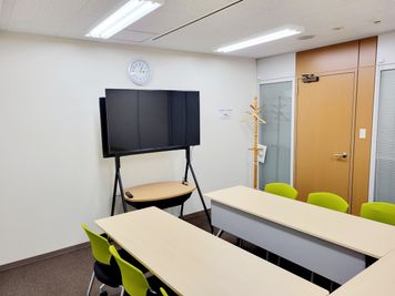 【新橋駅直結】~9名/当日予約可能/大型ﾓﾆﾀｰ無料/Wi-fi無料/ﾌﾘｰﾄﾞﾘﾝｸ有/有人受付(12時~13時利用開始不可) - ビステーション新橋
