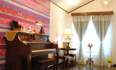レースカーテンだけをマグネットタッセルで留めれば姫系にアレンジできます。 - レンタルスタジオ川和ONE レンタルスタジオの室内の写真