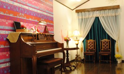 ピアノとサイドボード以外のレイアウトは変更可能だから、撮影に便利です。 - レンタルスタジオ川和ONE レンタルスタジオの室内の写真