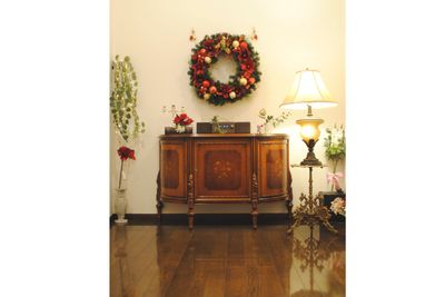11月1日～12月25日まではクリスマスリースが飾られます。 - レンタルスタジオ川和ONE レンタルスタジオの室内の写真
