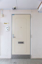 スタジオ HIKARI 新大久保 ダンススタジオ、ヨガスタジオ、新大久保の入口の写真