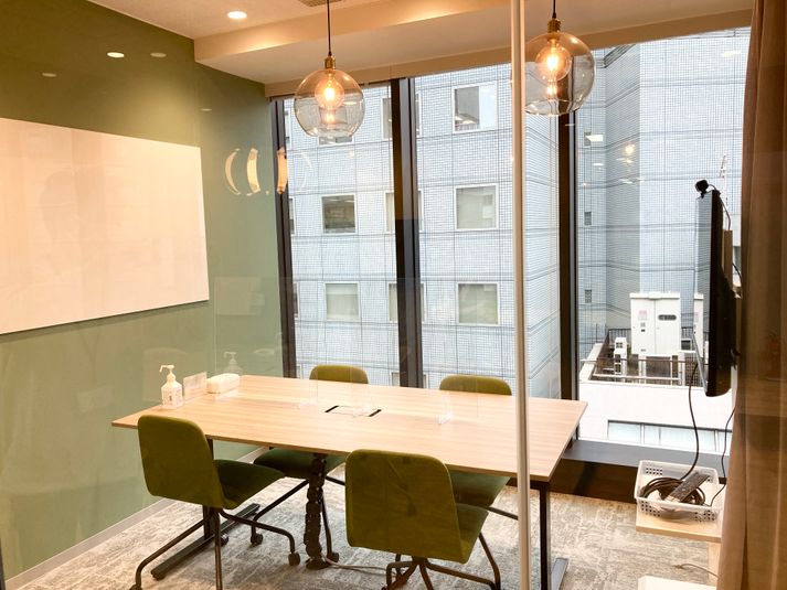 窓際の明るいミーティングルームです。 - StartupSide Tokyo | スタートアップサイド東京 ミーティングルーム7Bの室内の写真