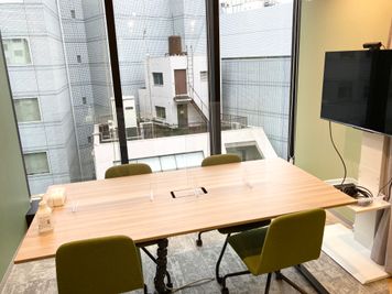 ～4名様でのご利用が可能です。 - StartupSide Tokyo | スタートアップサイド東京 ミーティングルーム7Bの室内の写真