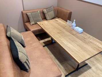 カフェのようなソファでリラックスしてご利用ください。 - StartupSide Tokyo | スタートアップサイド東京 ミーティングルーム8Aの室内の写真