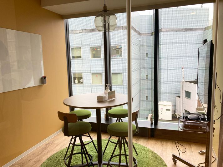 窓際の解放感のある明るいミーティングルームです。 - StartupSide Tokyo | スタートアップサイド東京 ミーティングルーム8Bの室内の写真