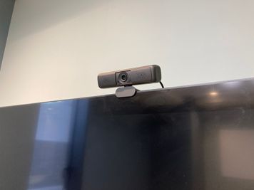 ウェブカメラ完備。 - StartupSide Tokyo | スタートアップサイド東京 ミーティングルーム8Cの設備の写真