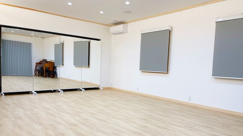 ダンススタジオ
（ダンスミラーの裏面は白の化粧板） - レンタルスペース「TYフェアリーリング」 A 多目的ルームの室内の写真