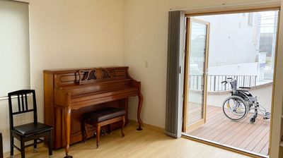 ピアノとウッドデッキ - レンタルスペース「TYフェアリーリング」 A 多目的ルームの室内の写真