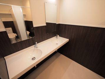 男女別ドレッサー付 トイレ - NJオフィス静岡 16名会議室の設備の写真