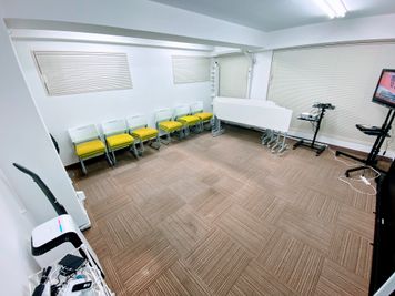 机を折りたたんだ前方からのイメージ - ブルースペース上野駅前4A&4B(2部屋あり） 4B(402) レンタルスペースの室内の写真