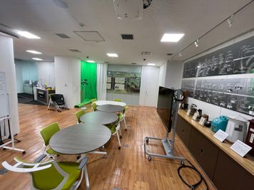 スタジオ脇の机は8名着席可能な広々サイズ！ - 「NTT東日本　光HOUSE YOKOHAMA」 撮影スタジオ、セミナー室、会議室などマルチスペース対応！の室内の写真
