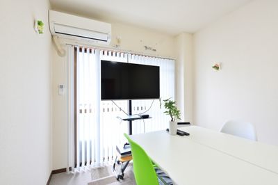 モニターもあります - シン・浜松スペース駅南店 女子会・レンタルスペース・テレワーク会議に最適！Wi-Fi無料の室内の写真