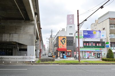 ファミリーマート左、高架の通路に入ってください。 - シン・浜松スペース駅南店 女子会・レンタルスペース・テレワーク会議に最適！Wi-Fi無料の入口の写真