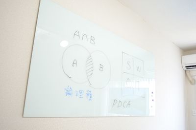 ガラス製のホワイトボードもあります - シン・浜松スペース駅南店 女子会・レンタルスペース・テレワーク会議に最適！Wi-Fi無料の設備の写真