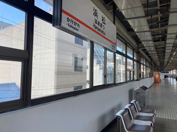 新幹線下り口からビルがみえます - シン・浜松スペース駅南店 女子会・レンタルスペース・テレワーク会議に最適！Wi-Fi無料のその他の写真