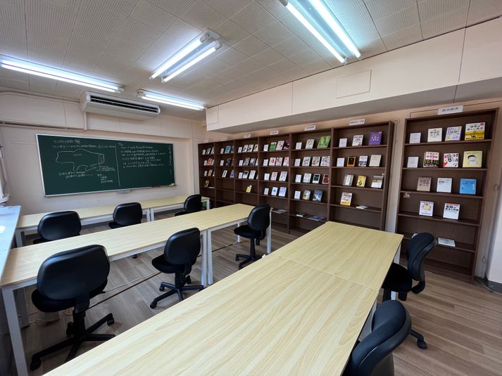 前方はこのような部屋です。 - 楽しい自習室 新栄駅徒歩5分、黒板付きレンタルスペースの室内の写真