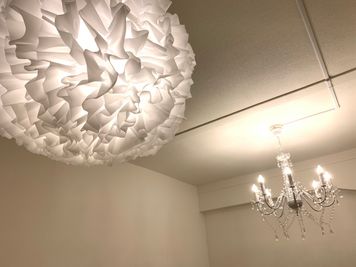 シャンデリアで豪華に飾っております。 - L&Cスペース日本橋駅前 C号室の設備の写真