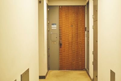 正面の木製ドアの右手がスタジオ専用入口 - キッチンスタジオ ディッシュ キッチン付きレンタルスペースの入口の写真