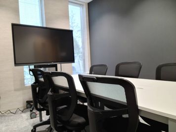 オンライン時代の次世代オールインワンミーティングボード「MAXHUB」を標準装備✨ - BIZcomfort大宮西口 6名用会議室（完全個室）の室内の写真