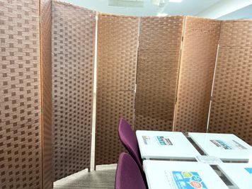 レガーレカフェ栄 テーブルスペース ※１テーブルあたりの料金（最大４名迄）の室内の写真