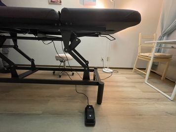 電動で楽々昇降ベッド - レンタルサロンBloomの設備の写真