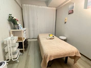 カーテンで仕切れば着替えも可能 - レンタルサロンBloomの室内の写真