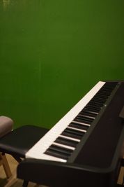 電子ピアノあります。出力はアンプも使えます。 - スタジオ金魚鉢 配信もできる音楽ルームの室内の写真