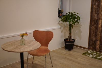 小さなテーブルと椅子もあります。 - スタジオ金魚鉢 配信もできる音楽ルームの室内の写真