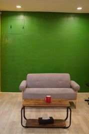 巨大なグリーンバックの壁があります。 - スタジオ金魚鉢 配信もできる音楽ルームの室内の写真