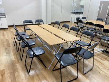 折りたたみ式の机が6台、椅子が12脚ありますので、会議可能です。
無料WIFIもあります。
 - レンタルスタジオSunny-池袋 池袋1号店の室内の写真