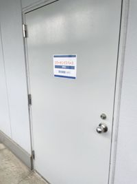 トイレの１つ先のドアが入り口です - コワーキングスペースMIRAI 貸会議室(小)の入口の写真