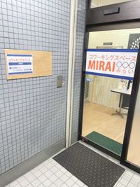 エレベーター降りてすぐ右が入り口です。 - コワーキングスペースMIRAI 【地域最安値！会議室｜サロン】上尾駅徒歩3分の外観の写真