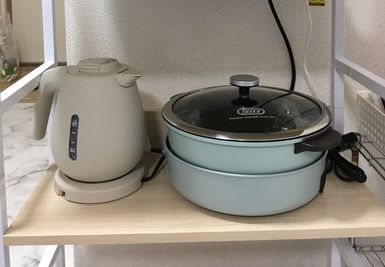 電気ポット・ホットプレートは無料で使えます。
ホットプレートは、深いのでお鍋もできます。タコ焼き器にもなります。 - わくわくカーニバル横浜2号 わくわくカーニバル横浜2号広々スペースの設備の写真