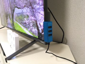 テレビの横に4口USBポートあります。 - わくわくカーニバル横浜2号 わくわくカーニバル横浜2号広々スペースの設備の写真