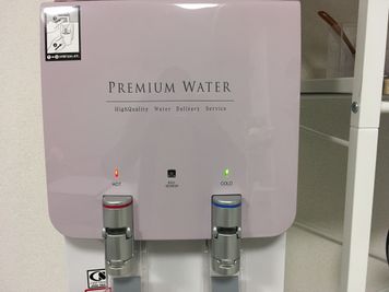 ウォーターサーバは無料で使えます。インスタントコーヒーを置いています。コーヒーも無料サービスです！ - わくわくカーニバル横浜2号 わくわくカーニバル横浜2号広々スペースの設備の写真
