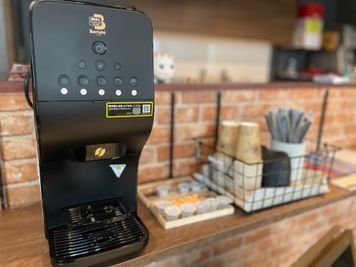 コーヒーマシン完備
お手頃価格で
さまざまなコーヒーをお楽しみください - わくわくスペース　あつまるべ キッチン付きレンタルスペースの設備の写真