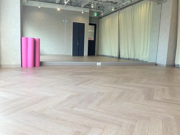 床は滑りにくいフローリングです。 - LALA STUDIO 学芸大学スタジオ レンタルスタジオの室内の写真