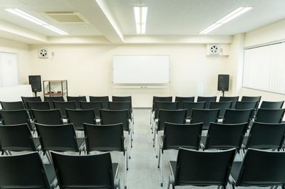 シアター形式では最大58席配置が可能です。（47脚以上をご希望の場合は、事前にお知らせください。） - みなと貸会議室 【今だけ割引☘️】みなと貸会議室🌟駅近/授乳室/WiFi完備の室内の写真