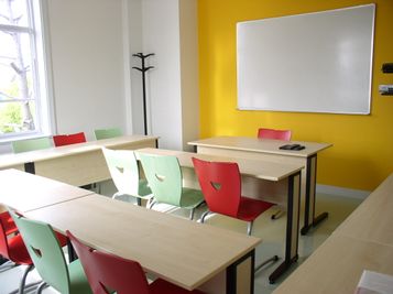 アンスティチュ・フランセ関西　 教室の室内の写真