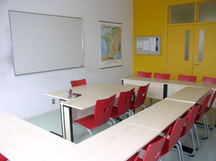 アンスティチュ・フランセ関西　 教室の室内の写真