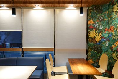 利用内容に応じてロールカーテンを自由な高さに下ろして外視線を遮断（全ての窓対応） - Feel Osaka Yu 豪華イベント・パーティースペースの室内の写真