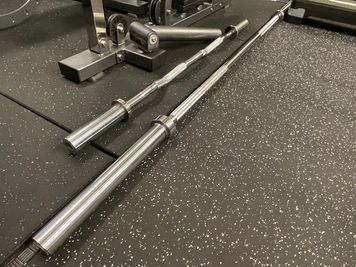 オリンピックバー、EZバー - MARO'S GYM〜まろじむ〜 レンタルジムの設備の写真